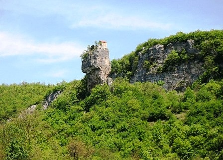 Nhà thờ xây dựng trên... cột đá - 7 K